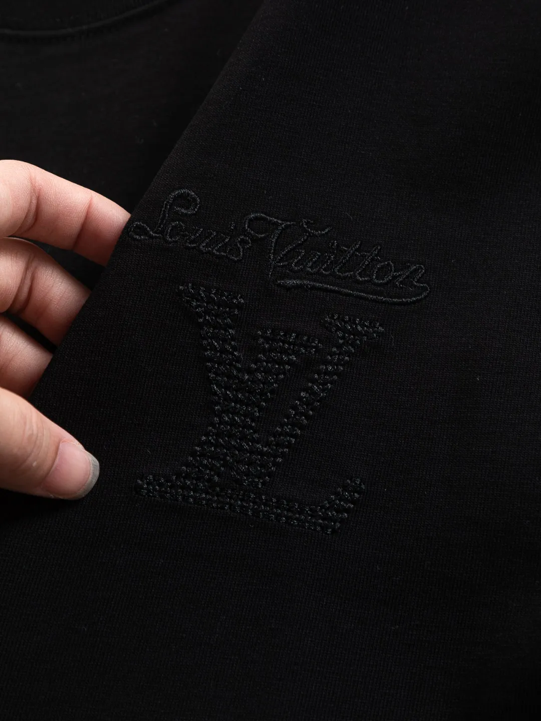 🅿️200 Louis Vuitton 1V LV lv slightly wide version S-XL LV 26ss new products are available at the counter simultaneously. Multiple craftsmanship. Classic simple letters on the chest🪡 embroidery. Simple letters on the back are hollowed out🪡 embroidery. Round neck short-sleeved T-shirt, same style for men and women! Consigned to one-to-one creation. Synchronized with the official website, pure cotton fabrics at the counter! It is close to the skin and comfortable, durable and easy to wear. It has a classic and simple logo design and meticulous original craftsmanship. Short-sleeves, a must-have item for men, do not appear to be the same for the general public, but must be unique and eye-catching. This LV short-sleeve is all about quality, comfort, the same shape and fashion as always, including fabrics and cutting techniques. All of them have been made with great effort! 320 grams of washed pure cotton fabric, pure cotton is breathable, very refreshing and comfortable for daily wear. The rib knitting on the neckline is smooth and tight, and the neckline will not be skewed if you toss it at will. The loose version, you will find that it looks really good on the upper body. The overall is minimalist and neat, super versatile for daily use! Pair it casually with a pair of pants for a youthful look. A T-shirt will make your outfit crazy. It is a fashionable item that can never go wrong! Color: Black White Size: S-XL Size chart: S: Shoulder width 50-Bust 56-Length 70 M: Shoulder width 52-Bust 57-Length 72 L: Shoulder width 54-Bust 59-Length 74 XL: Shoulder width 56-Bust 62-Length 76